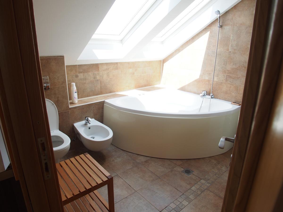Argeselu Garden Villa - Entire Floor Apartment, Exclusive Garden Access Maracineni Cameră foto