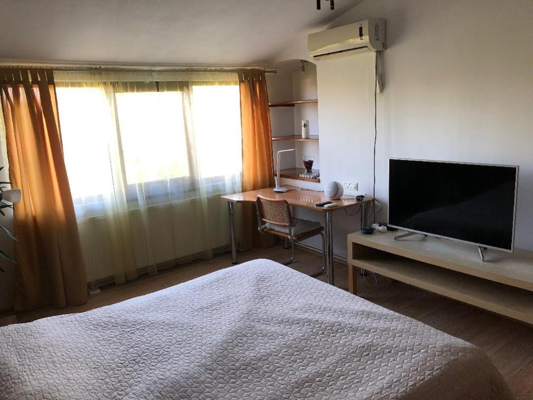 Argeselu Garden Villa - Entire Floor Apartment, Exclusive Garden Access Maracineni Exterior foto