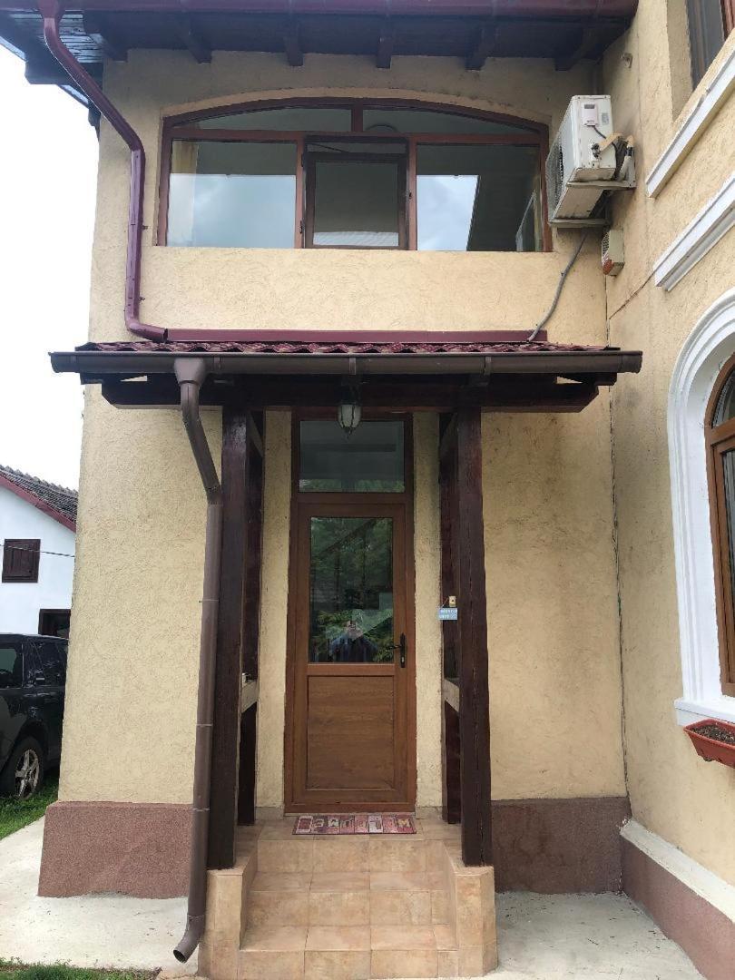 Argeselu Garden Villa - Entire Floor Apartment, Exclusive Garden Access Maracineni Exterior foto